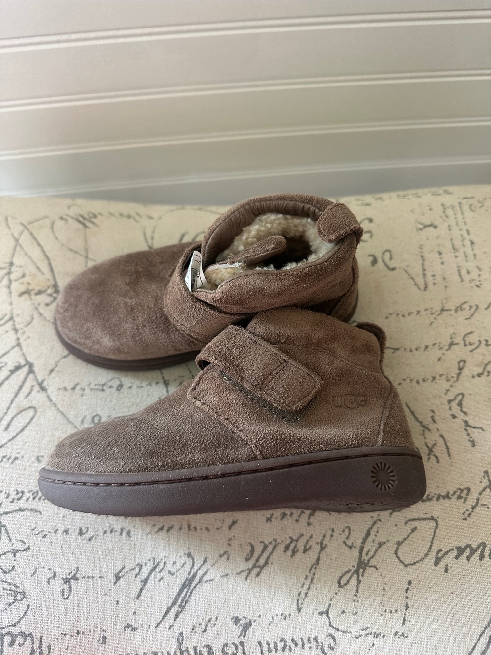 UGG Kids Brown Suede Velcro Boots - Cozy Shearling Lined size 8
